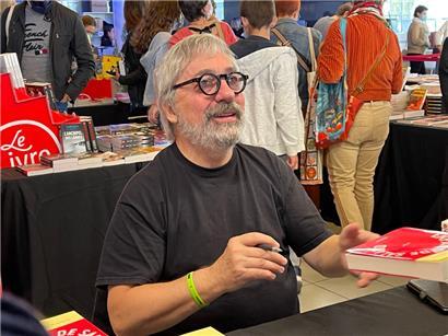 Le journaliste et écrivain français Sorj Chalandon lors du salon „Lire en Poche“ 2021
