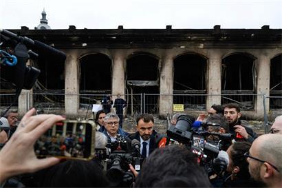 Le maire de Lyon Grégory Doucet devant le bureau d’information touristique municipal, ravagé par les flammes: après les émeutes dans les villes françaises, le droit de manifester pourrait être restreint dans le pays