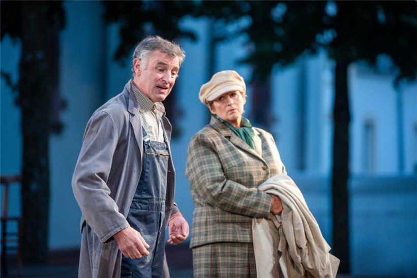 Le menuisier Wëllen (Roger Origer) et sa belle-soeur Tatta Zëss (Nicole Thull-Donckel)
