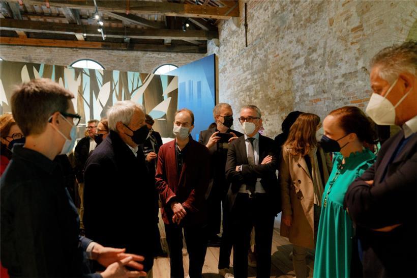 Le milieu culturel – dont la ministre de la Culture Sam Tanson („déi gréng“), le curateur du Mudam Christophe Gallois, le directeur du CNA Paul Lesch, la nouvelle directrice du Mudam Bettina Steinbrügge et le premier conseiller Jo Kox – s’est réuni pour célébrer – sans pot – l’ouverture du pavillon luxembourgeois  
