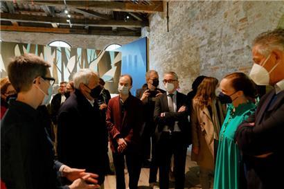 Le milieu culturel – dont la ministre de la Culture Sam Tanson („déi gréng“), le curateur du Mudam Christophe Gallois, le directeur du CNA Paul Lesch, la nouvelle directrice du Mudam Bettina Steinbrügge et le premier conseiller Jo Kox – s’est réuni pour célébrer – sans pot – l’ouverture du pavillon luxembourgeois  
