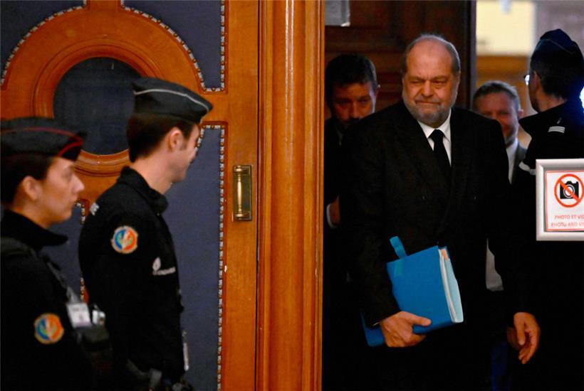 Le ministre français de la Justice, Eric Dupond-Moretti quitte le Palais de justice de Paris après l’audience d’ouverture de son procès pour conflits d’intérêts et abus de pouvoir
