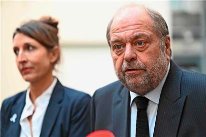 Le ministre français de la Justice, Eric Dupond-Moretti (d.), rattrapé par la Justice, n’entend pas démissionner de son poste
