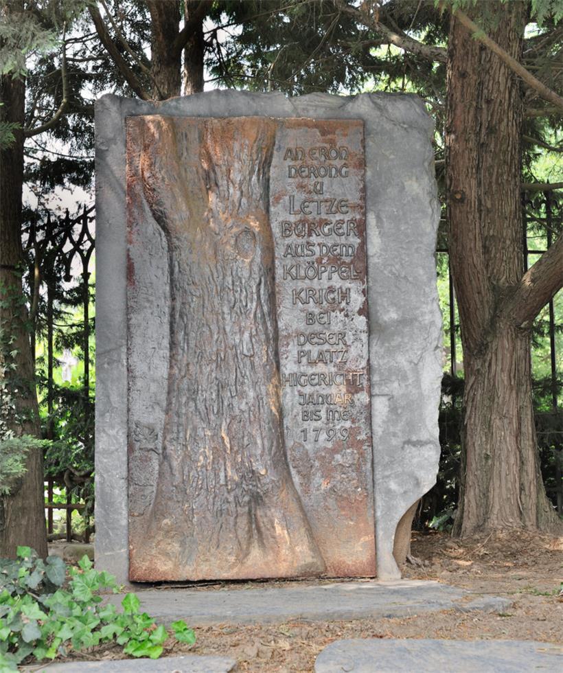 Le monument du „Klëppelkrich“ au Nikloseck, érigé en 1972 sur initiative de l’éditeur François Mersch. Le monument a dû être déplacé pour raisons de travaux et sera intégré dans l’allée de la mémoire du cimetière Notre-Dame.
