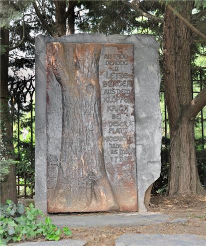 Le monument du „Klëppelkrich“ au Nikloseck, érigé en 1972 sur initiative de l’éditeur François Mersch. Le monument a dû être déplacé pour raisons de travaux et sera intégré dans l’allée de la mémoire du cimetière Notre-Dame.
