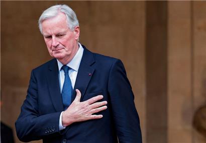 Le nouveau premier ministre Michel Barnier lors de son arrivée à la cérémonie de passation des pouvoirs
