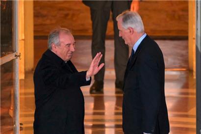Le nouveau premier ministre français François Bayrou (g.) salue le premier ministre sortant, Michel Barnier
