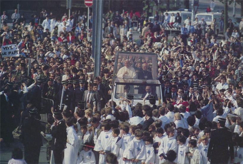 Le pape Jean-Paul II et l’évêque de Luxembourg, Jean Hengen, sur le Glacis à Luxembourg, le 16 mai 1985
