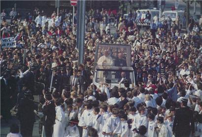 Le pape Jean-Paul II et l’évêque de Luxembourg, Jean Hengen, sur le Glacis à Luxembourg, le 16 mai 1985
