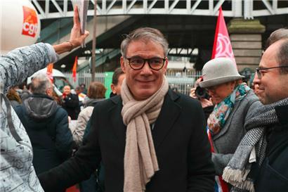 Le patron du PS, Olivier Faure, se propose comme premier ministre – et est traité immédiatement comme „traître“ par Jean-Luc Mélenchon
