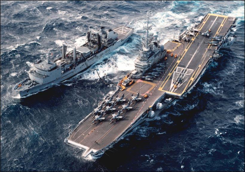 Le porte-avions Foch, bord à bord avec le vaisseau ravitailleur Meuse, en mer Adriatique en 1994
