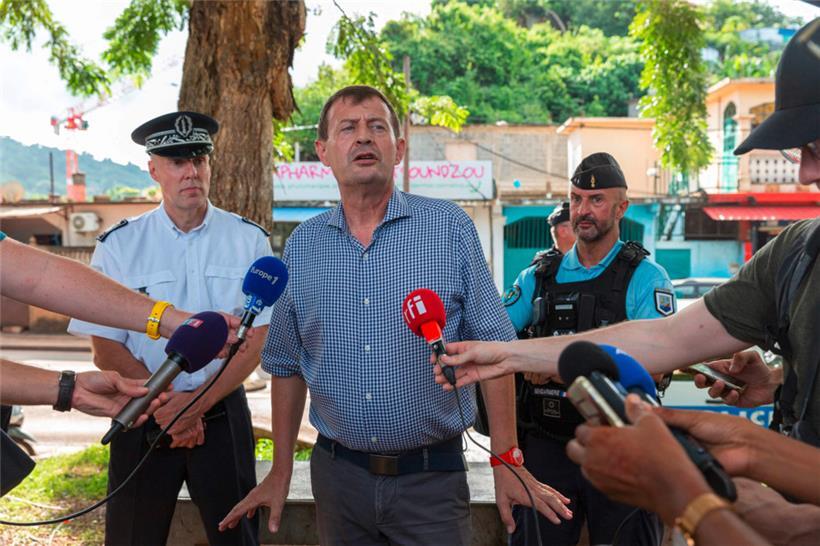 Le préfet de Mayotte, Thierry Suquet, devant la presse dans le village de Tsoundzou: le tribunal judiciaire de Mamoudzou a suspendu l’opération „Wuambushu“ visant à expulser les immigrants en situation irrégulière 
