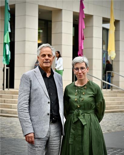 Le premier conseiller Jo Kox et la ministre de la Culture Sam Tanson („déi gréng“) devant le Trifolion à Echternach
