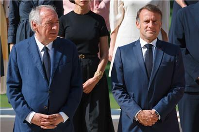 Le premier ministre François Bayrou (g.) et le président Emmanuel Macron ont une relation politique plutôt tendue
