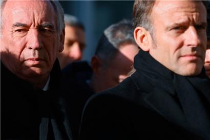 Le premier ministre François Bayrou (g.) ne manque aucune occasion de manifester à Emmanuel Macron que c’est lui qui dirige le gouvernement
