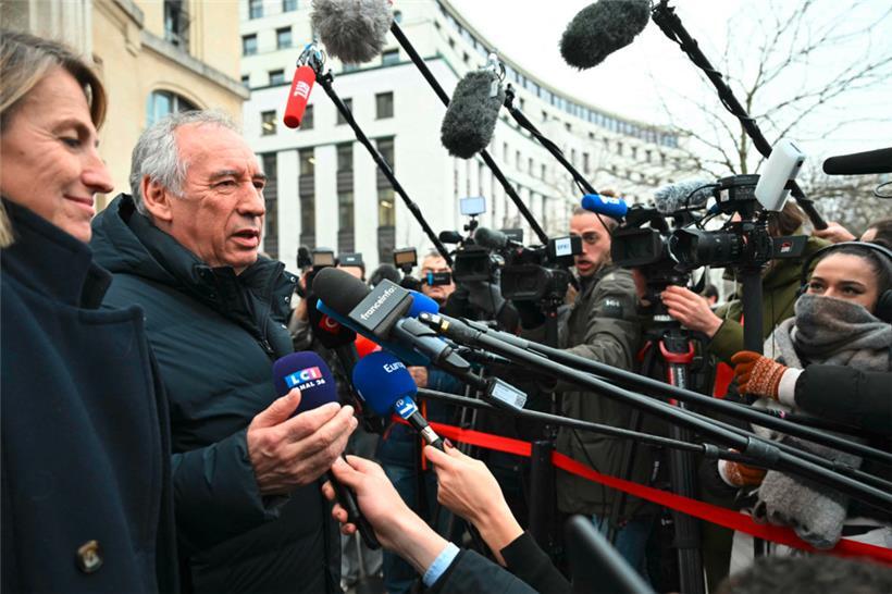 Le premier ministre François Bayrou sort d’une réunion avec des syndicats jeudi dernier à Paris
