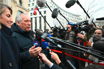 Le premier ministre François Bayrou sort d’une réunion avec des syndicats jeudi dernier à Paris
