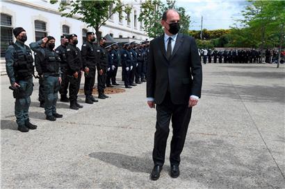 Le premier ministre Jean Castex, qui prenait part hier à une cérémonie en hommage au brigadier Eric Masson, tué en service le 5 mai à Avignon, voit toujours la main de l’extrême droite derrière les publications de tribunes issues de militaires
