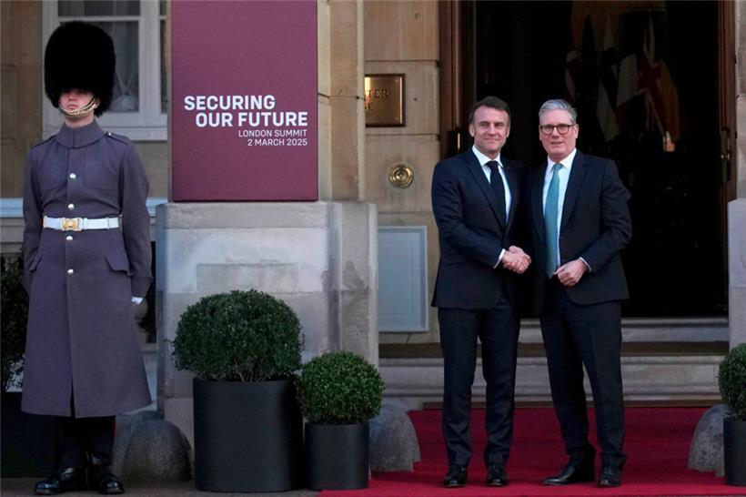 Le premier ministre britannique Keir Starmer (d.) accueille le président Emmanuel Macron au Lancaster House à Londres
