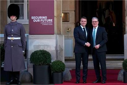 Le premier ministre britannique Keir Starmer (d.) accueille le président Emmanuel Macron au Lancaster House à Londres
