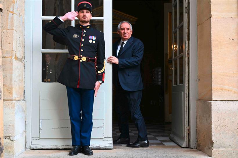 Le premier ministre français François Bayrou lors de son arrivée hier à Matignon pour les dernières consultations politiques avant le débat crucial de lundi
