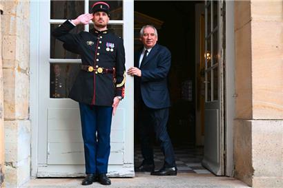 Le premier ministre français François Bayrou lors de son arrivée hier à Matignon pour les dernières consultations politiques avant le débat crucial de lundi
