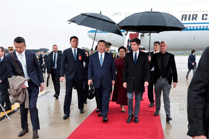 Le premier ministre français Gabriel Attal a accueilli le président chinois Xi Jinping et son épouse Peng Liyuan à l’aéroport d’Orly
