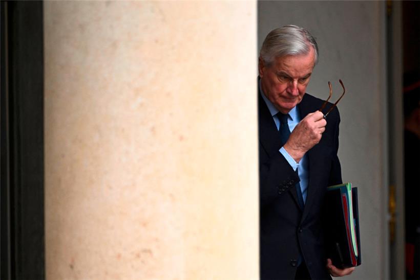 Le premier ministre français Michel Barnier quitte le palais présidentiel de l’Elysée à Paris après la réunion hebdomadaire de son cabinet
