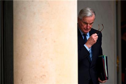 Le premier ministre français Michel Barnier quitte le palais présidentiel de l’Elysée à Paris après la réunion hebdomadaire de son cabinet

