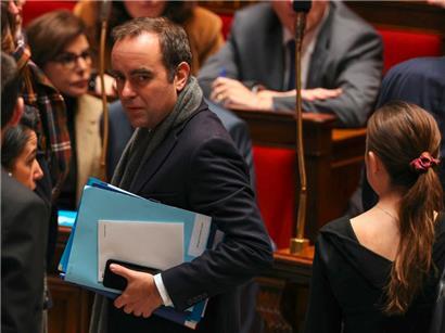Le premier ministre français, Sébastien Lecornu, ne semble pas être très heureux mardi à l‘Assemblée nationale
