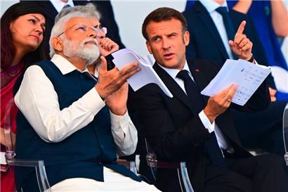 Le premier ministre indien Narendra Modi (g.) était l’invité d’honneur du président Emmanuel Macron
