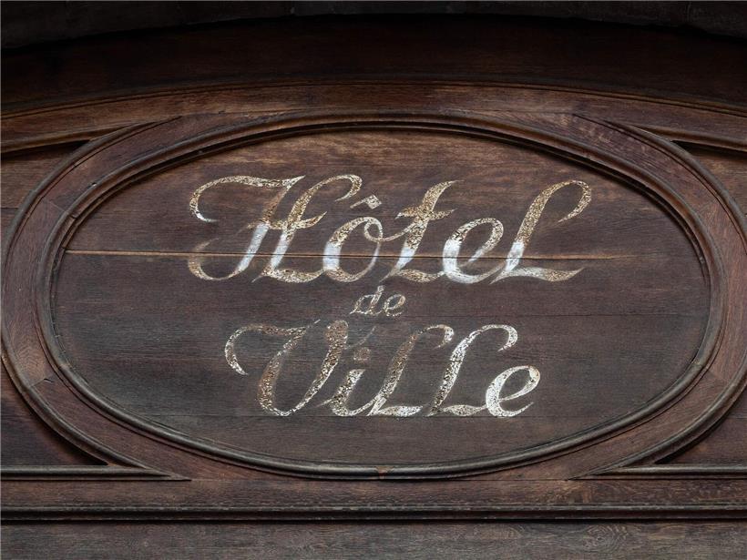 Le calendrier des élections municipales avec la date du premier tour dimanche prochain auf einem modernen Kalenderblatt