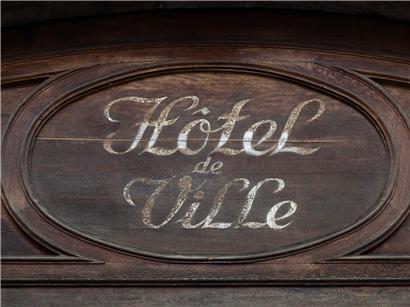 Le calendrier des élections municipales avec la date du premier tour dimanche prochain auf einem modernen Kalenderblatt