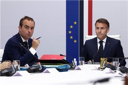 Emmanuel Macron und Premierminister Sébastien Lecornu bei Verteidigungsrat im Élysée-Palast 2024