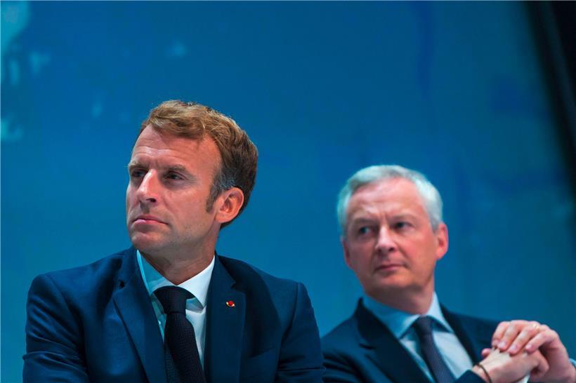 Le président Emmanuel Macron (g.) et le ministre des Finances Bruno Le Maire qui avait déclaré en été: „Le ‚Quoi qu’il en coûte‘, c’est fini.“
