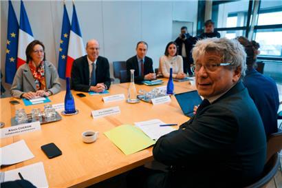 Le président LFI de la commission des Finances, Eric Coquerel (d.), a finalement aussi vu hier le nouveau ministre de l’Economie, Eric Lombard, et celle des Comptes publics, Amélie de Montchal
