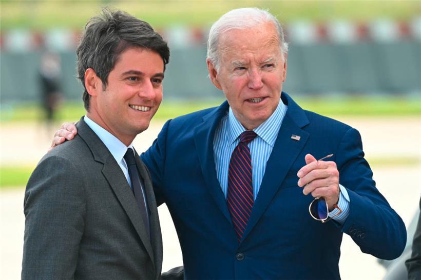 Le président américain Joe Biden est accueilli par le premier ministre français Gabriel Attal à son arrivée à l’aéroport de Paris Orly
