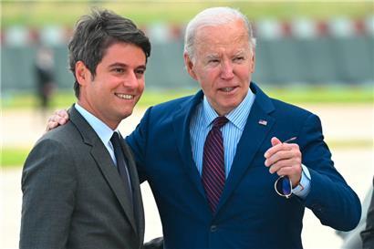 Le président américain Joe Biden est accueilli par le premier ministre français Gabriel Attal à son arrivée à l’aéroport de Paris Orly
