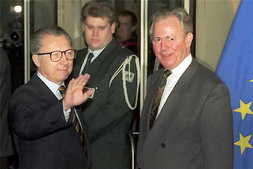 Le président de la Commission européen sortant Jacques Delors (g.), et son successeur Jacques Santer (d.), le 23 janvier 1995
