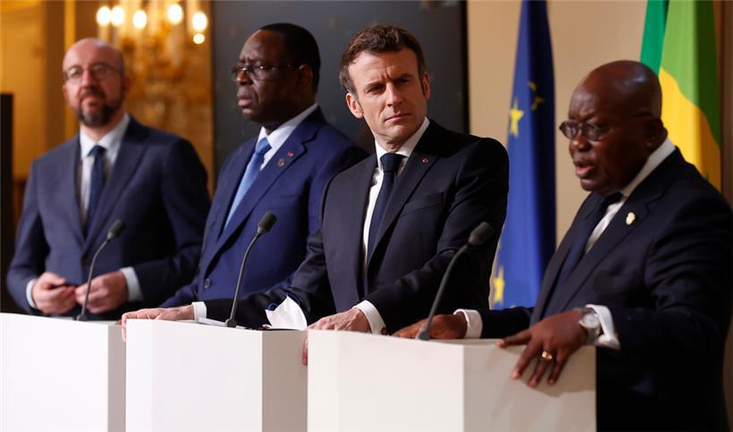 Le président français Emmanuel Macron a fait sa déclaration sur le retrait des troupes françaises en présence du président du Conseil européen, Charles Michel (g.), Macky Sall (2e d.g.), président du Sénégal et président de l’Union africaine, ainsi que du président du Ghana, Nana Akufo-Addo (d.)
