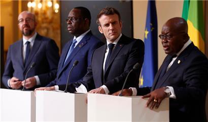 Le président français Emmanuel Macron a fait sa déclaration sur le retrait des troupes françaises en présence du président du Conseil européen, Charles Michel (g.), Macky Sall (2e d.g.), président du Sénégal et président de l’Union africaine, ainsi que du président du Ghana, Nana Akufo-Addo (d.)
