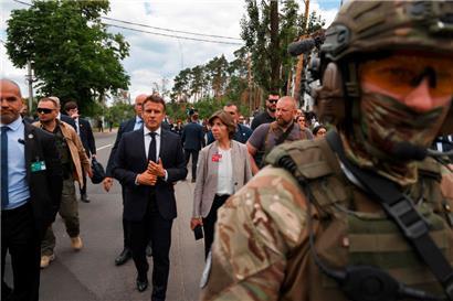 Le président français Emmanuel Macron et la ministre française des Affaires étrangères Catherine Colonna hier dans les rues d’Irpin dans la banlieue de Kiev où des atrocités russes ont été commises contre la population civile
