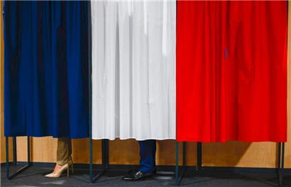 Le président français Emmanuel Macron et son épouse Brigitte Macron dans l’isoloir
