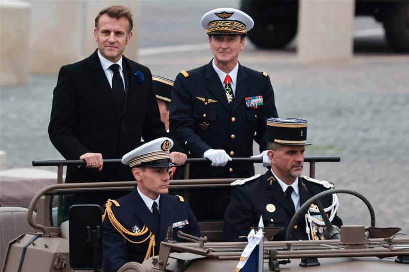 Le président français Emmanuel Macron (g.) et le chef d’état-major des Armées Fabien Mandon lors de la cérémonie de l’Armistice le 11 novembre dernier. Le général Mandon a depuis fait parler de lui après un discours évoquant une réalité militaire.
