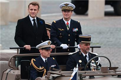 Le président français Emmanuel Macron (g.) et le chef d’état-major des Armées Fabien Mandon lors de la cérémonie de l’Armistice le 11 novembre dernier. Le général Mandon a depuis fait parler de lui après un discours évoquant une réalité militaire.
