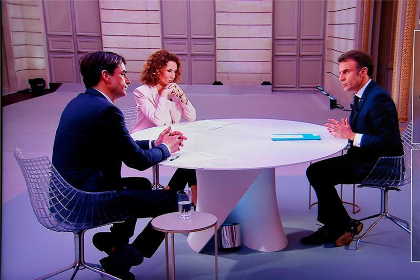 Le président français Emmanuel Macron s’est expliqué sur la réforme des retraites mercredi au journal télévisé face aux journalistes Julian Bugier et Marie-Sophie Lacarrau 
