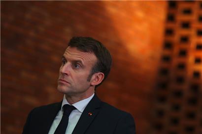 Le président français Emmanuel Macron vendredi lors d’une réunion avec des travailleurs de la Justice au palais de justice de Dijon
