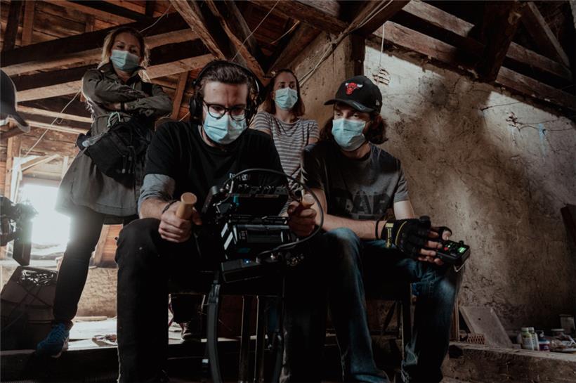 Le réalisateur Fabio Bottani (deuxième à gauche), masqué, sur le tournage
