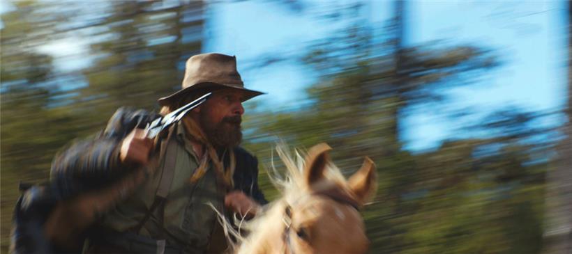 Le réalisateur Viggo Mortensen en action dans son propre film „The Dead Don’t Hurt“
