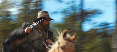 Le réalisateur Viggo Mortensen en action dans son propre film „The Dead Don’t Hurt“
